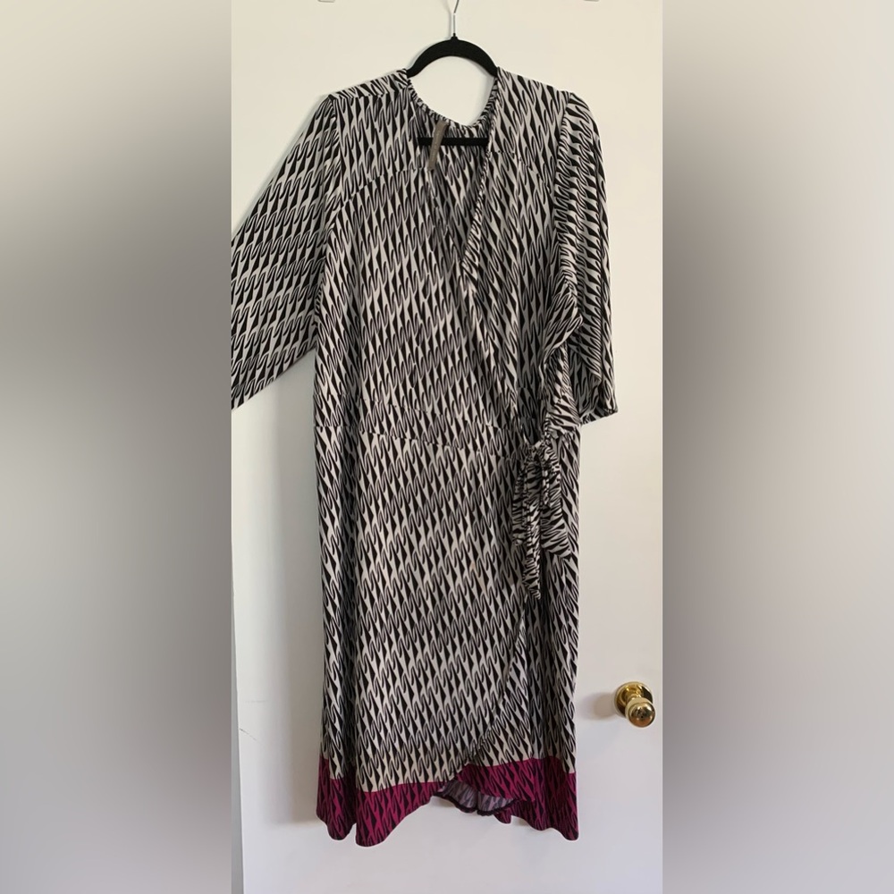 🌻201 PENNS wrap-style dress